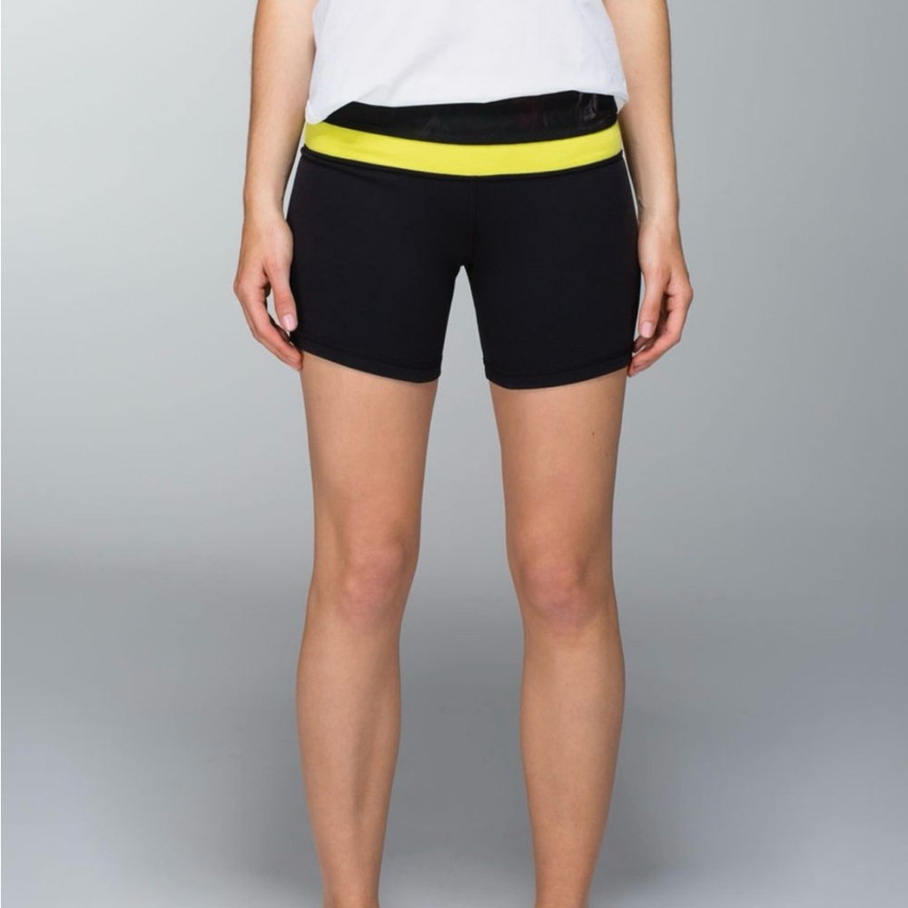Lululemon Athletica Groove short in Gray and Yellow